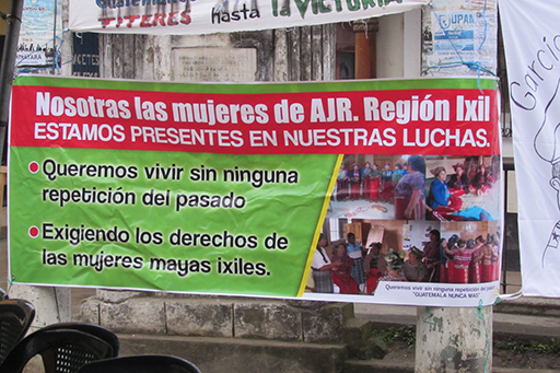 Affiche de l'AJR Ixil exposée en février 2018, lors de journées d'audience du procès pour génocide à Nebaj (El Quiché, Guatemala)